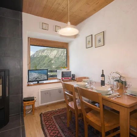 Igloo 3 In-ski Out - Happy